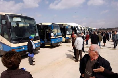 Vecinos de las localidades cercanas al nuevo aeropuerto de Castellón, a cuya inauguración han sido trasladados en autobuses.