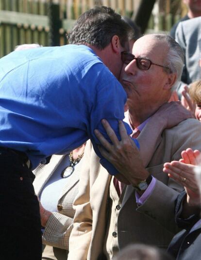 En esta foto de marzo de 2010, David Cameron saluda a su padre, Ian, durante una visita a Swindon en Inglaterra