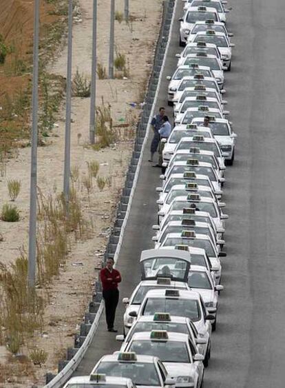 Cola de taxis esperando clientes en la T-4 de Barajas.