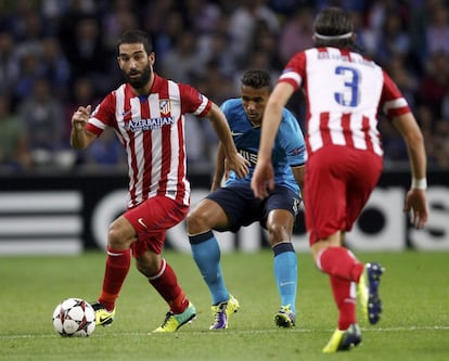 Arda Turan presionado por Danilo.