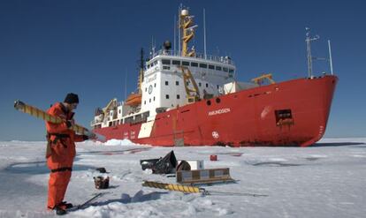 Uno de los cient&iacute;ficos de la expedici&oacute;n del &#039;Amundsen&#039;, prepar&aacute;ndose para realizar mediciones.