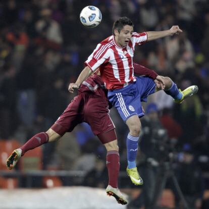 Antolín Alcaraz lucha por un balón durante la semifinal de la Copa América que enfrentó a Paraguay y Venezuela.