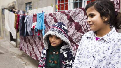 Isra y Nuri, dos hermanos de 11 y 9 a&ntilde;os respectivamente que van a la escuela por la tarde en Gaziantep.