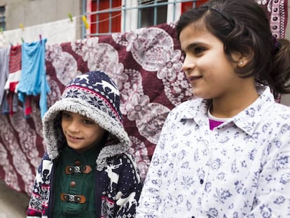 Isra y Nuri, dos hermanos de 11 y 9 a&ntilde;os respectivamente que van a la escuela por la tarde en Gaziantep.