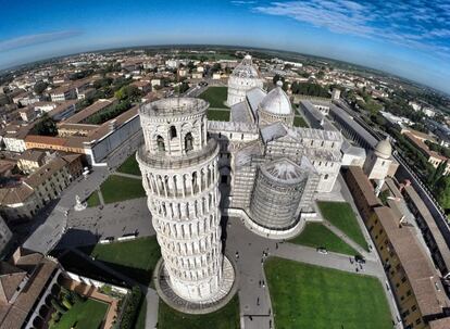 Los siete pisos y 54 metros de la Torre de Pisa escoltan a la catedral de Santa María Asunta, desde un punto de vista excepcional: el que proporciona un dron.