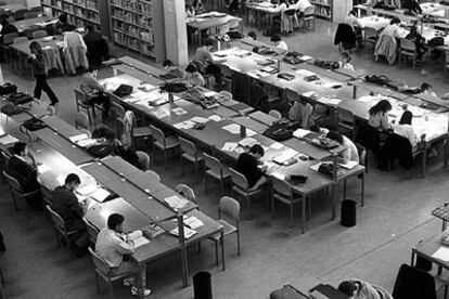 Alumnos de la Universidad Pública de Navarra estudian en la biblioteca.