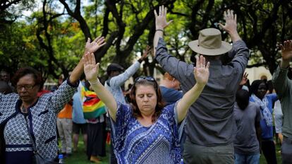 Cientos de personas se re&uacute;nen en una marcha para rezar y pedir por la dimisi&oacute;n de Mugabe, este lunes en Harare.