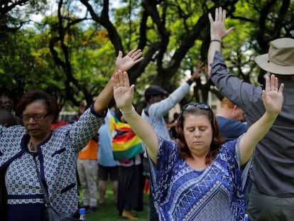 Cientos de personas se re&uacute;nen en una marcha para rezar y pedir por la dimisi&oacute;n de Mugabe, este lunes en Harare.