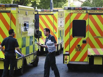 Varias ambulancias en un hospital de Londres.