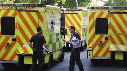 Varias ambulancias en un hospital de Londres.