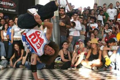 Un bailarín de <i>breakdance</i> durante su actuación, ayer, en el Festival Cultura Urbana 2006.