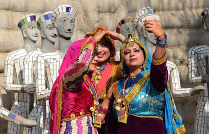 Selfie con algunas de las esculturas del Rock Garden de Chandigarh (India).