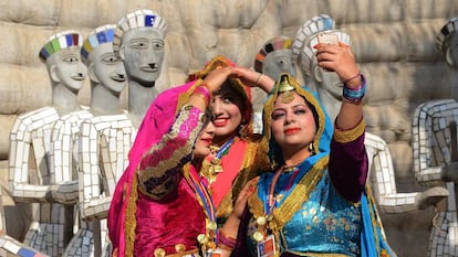 Selfie con algunas de las esculturas del Rock Garden de Chandigarh (India).