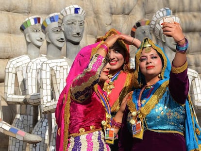 Selfie con algunas de las esculturas del Rock Garden de Chandigarh (India).