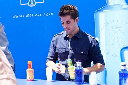 En el stand de Solán de Cabras la gente aprovechó para refrescarse y tomar agua y zumos de frutas.