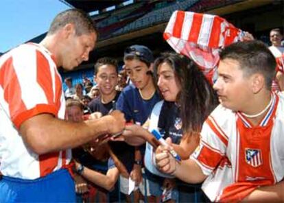 Simeone firma autógrafos durante su presentación como nuevo jugador del Atlético.