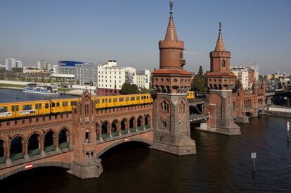 Oberbaumbrücke, puente que servía como paso fronterizo entre Berlín Este y Oeste