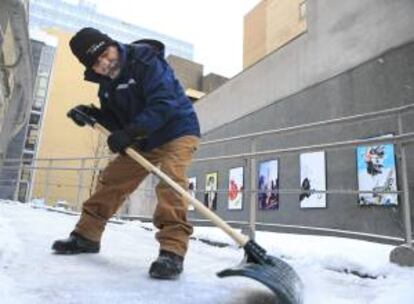 El colombiano Alonso Álvarez retira el hielo en una rampa peatonal en el centro de Toronto. A pesar de temperaturas de hasta 40 grados celsius bajo cero, centenares de trabajadores latinoamericanos trabajan cada invierno en Canadá en ocupaciones que obligan a tener que enfrentarse a diario con la dura climatología del país.