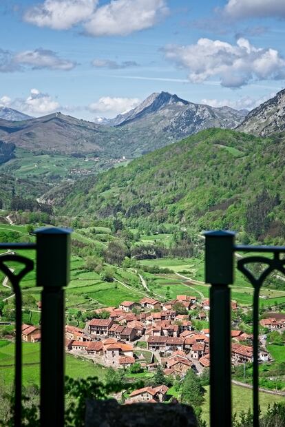 En el valle cántabro de Cabuérniga, en la comarca de Saja-Nansa, las tradiciones se mantienen intactas en aldeas como Bárcena Mayor, Valle, Terán, Los Tojos y Carmona, una de las más bonitas de la zona. Con un riachuelo que serpentea entre sus casas de mampostería y vacas de raza tudanca pastando tranquilamente, el pueblo se divisa en conjunto desde la Asomada del Ribero, mirador natural que contempla sus edificios más llamativos: la iglesia de San Roque, el palacio de los Mier, del siglo XVII, y la casona de Cossío. Más información: <a href="https://www.turismodecantabria.com/descubrela/zonas/6-saja-nansa" target="_blank">turismodecantabria.com</a>