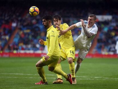 El centrocampista del Real Madrid, Tony Kroos, intenta controlar el esférico ante los jugadores del Villarreal.