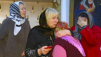 Captura de un vídeo de la televisión rusa RU-RTR donde aparecen algunos fieles tras el ataque de este domingo a una iglesia en la ciudad de Kizlyar .