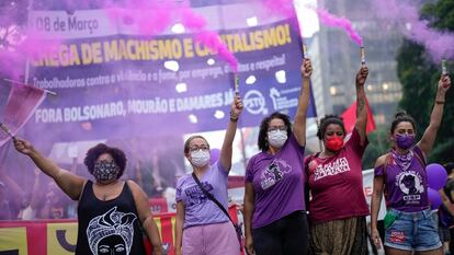 Mujeres marchan por sus derechos en el Día Internacional de la Mujer en São Paulo, Brasil.