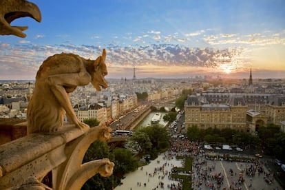 La plaza frente a Notre Dame, en la Ile de la Cité, vista desde lo alto de la catedral.