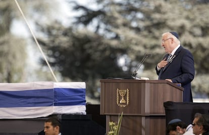 El presidente israelí, Reuvén Rivlin, pronuncia unas palabras junto al féretro del expresidente israelí y premio Nobel de la Paz, Simón Peres, durante su funeral en el cementerio del Monte Herzl, en Jerusalén.