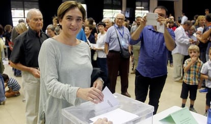 L'alcaldessa de Barcelona, Ada Colau, diposita el vot a l'urna diumenge a Barcelona.