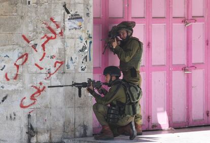 Soldados israelíes durante una protesta contra la acción militar de Israel sobre Gaza, en la ciudad cisjordana de Hebrón. 8 de agosto de 2014.