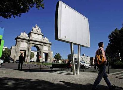 Uno de los nuevos chirimbolos, instalado junto a la Puerta de Toledo.