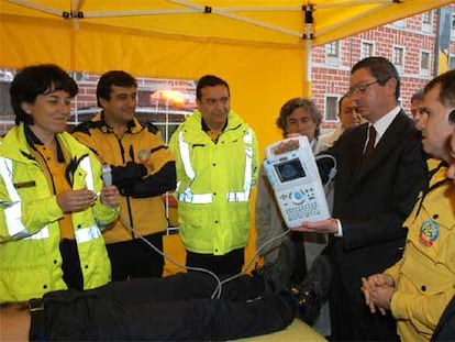 El alcalde de Madrid, Alberto Ruiz-Gallardón, con uno de los ecógrafos.
