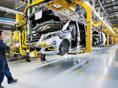 Un trabajador de la línea de ensamblaje de la planta de Mercedes-Benz en Vitoria, en una imagen facilitada por la compañía.