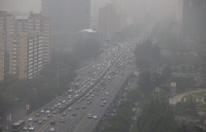 El tráfico está congestionado durante una mañana de niebla tóxica en Pekín, China. 