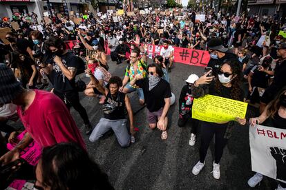 Manifestantes arrodillados durante las protestas por la muerte de George Floyd, en Hollywood, California.