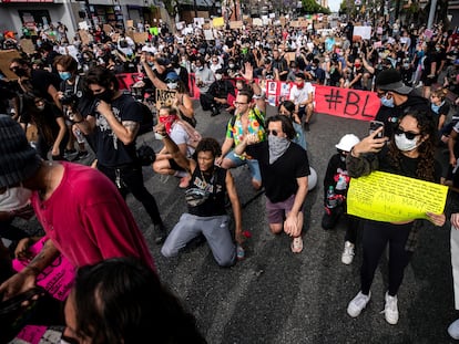 Manifestantes arrodillados durante las protestas por la muerte de George Floyd, en Hollywood, California.