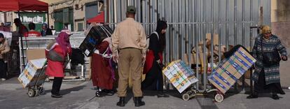 Porteadoras cruzan con carros sus mercancías en la frontera con Ceuta.