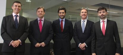 Santiago Uriel (Cecabank); Antonio Mart&iacute;nez (&Aacute;udea); Pablo D&iacute;az (CaixaBank); Juan Pablo Yag&uuml;e (Serban); y Alfonso Gonz&aacute;lez (Bercovitz-Carvajal), en la redacci&oacute;n de CincoD&iacute;as.