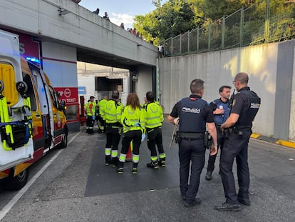 Policía Nacional y Bomberos, en la estación de Méndez Álvaro, en una imagen cedida por Emergencias Madrid.