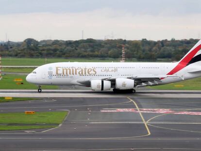 Un avi&oacute;n de la compa&ntilde;&iacute;a Emirates estacionado en el aeropuerto de Dusseldorf. 
