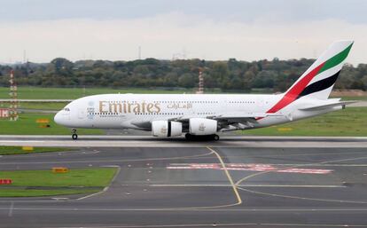 Un avión de la compañía Emirates estacionado en el aeropuerto de Dusseldorf.