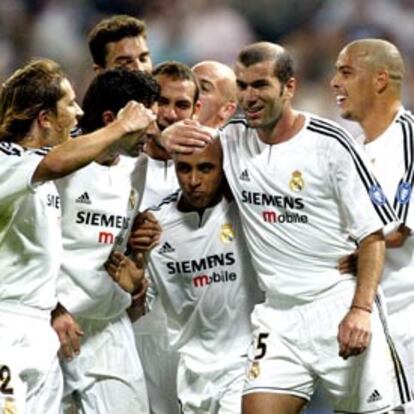 Los jugadores del Madrid felicitan a Roberto Carlos tras marcar el primer tanto al Marsella (4-2)