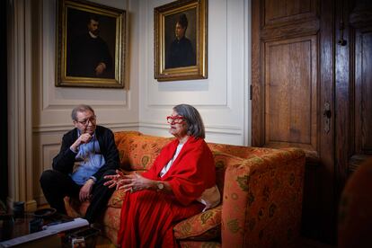 Serrano y Cavallo conversan en la casa del periodista, en Santiago.

