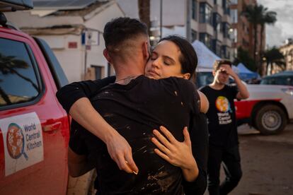 La artista Rosalía abraza a un voluntario en Paiporta, este jueves, durante colaboración con la ONG World Central Kitchen del chef José Andrés.