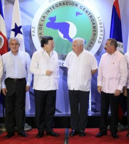 (i-d) Los presidentes de Guatemala, Otto Pérez; de la Comisión Europea, José Manuel Durao Barroso; de Panamá, Ricardo Martinelli y de República Dominicana, Danilo Medina, posan para una foto de familia, dentro del marco de la Cumbre de Jefes de Estado y de Gobierno del SICA en un complejo turístico en la localidad de Farallón (Panamá).