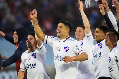 Luis Suárez celebra con el resto de sus compañeros el título conseguido con Nacional el pasado domingo.