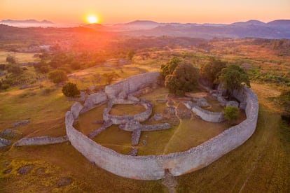 La ciudad medieval más grande del África subsahariana es uno de los monumentos más valiosos de Zimbabue; tanto que dio nombre al país. Estas ruinas de la civilización bantú construidas entre los siglos XI y XV tienen muros de granito que alcanzan los 11 metros de alto y son una prueba –bien conservada– del gran nivel de progreso alcanzado en el África antigua. El yacimiento, a 30 kilómetros de Masvingo, permite a los visitantes trepar por peñascos, pasear entre rocas que se tambalean, colarse por estrechas grietas de piedra y gozar de sorprendentes vistas y puestas de sol espectaculares. Más información: <a href="http://www.greatzimbabweruins.com/" target="_blank">greatzimbabweruins.com</a>