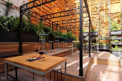 Terraza del Mercado de San Ildefonso, primer 'street market' de Madrid, en la calle Fuencarral.