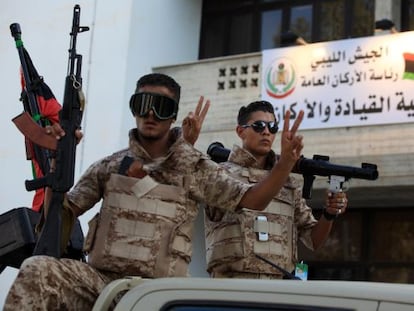 Dos soldados, en la sede del ej&eacute;rcito libio en Tr&iacute;poli esta semana.