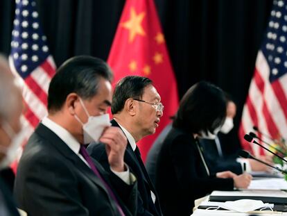 El consejero de Estado chino, Yang Jiechi, durante la reunión de las delegaciones diplomáticas de EE UU y China en Anchorage (Alaska).